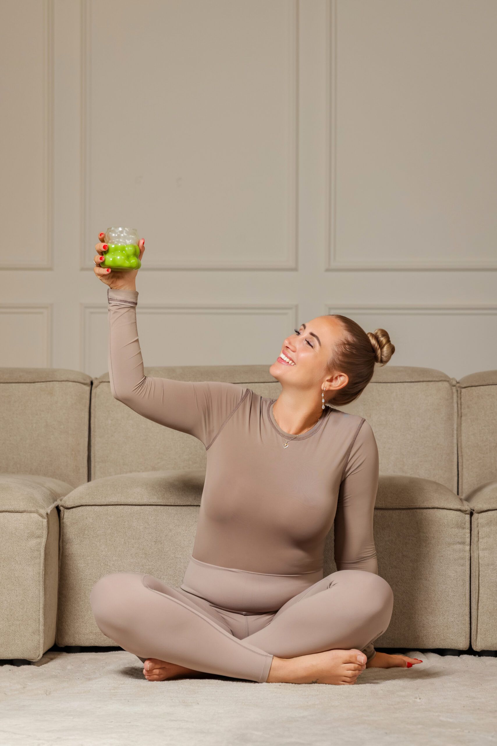 Ontspannen op de vloer van de studio, met een glas matcha