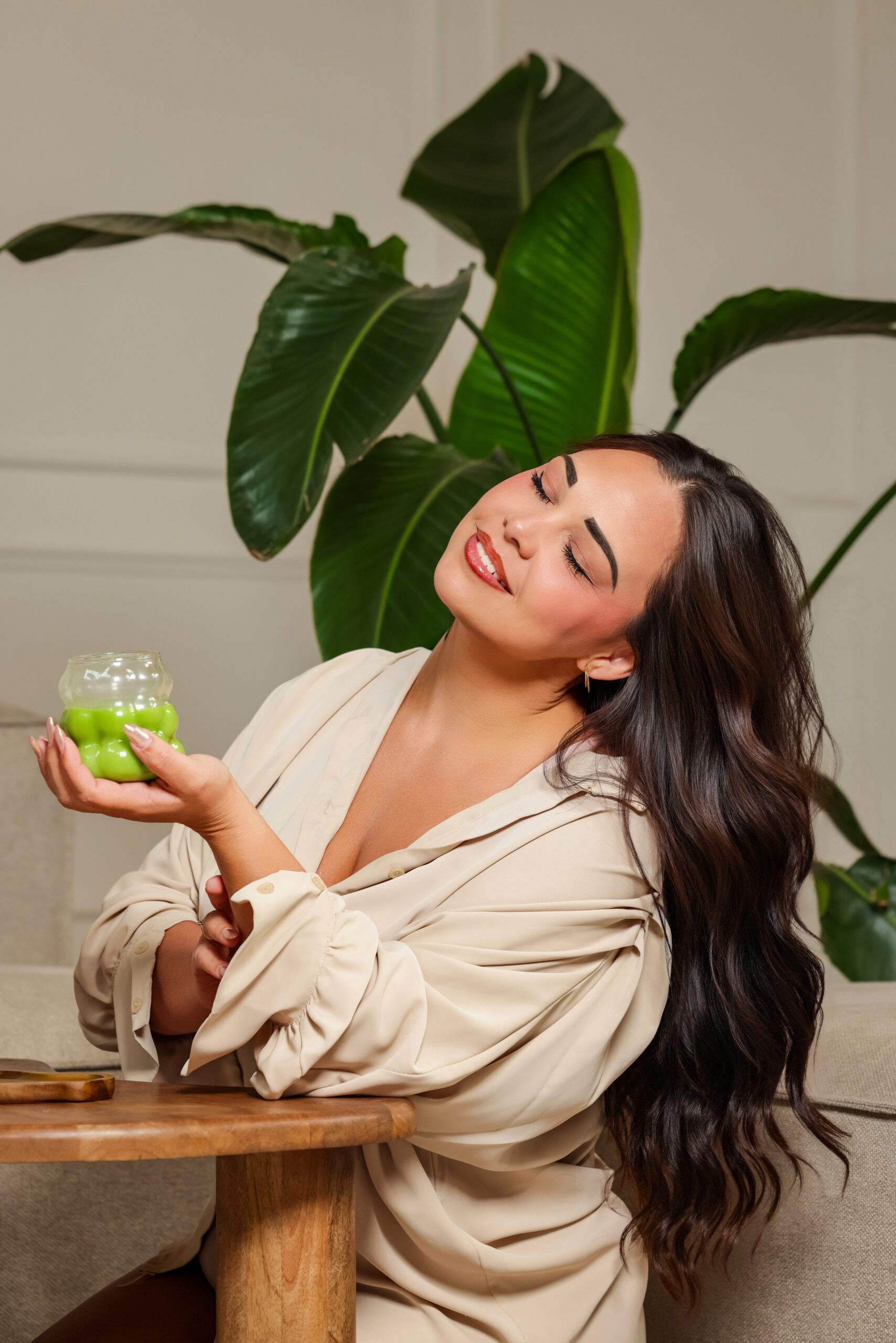 Matcha bij de plant, met de ogen dicht